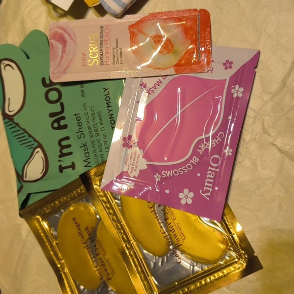 Blue Stripe Bag With Socks, Masks And Jewelry - Picture 5 of 6